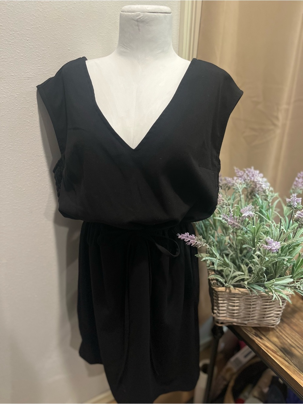 Gianni Bini Black Double V Neck Sleeveless Mini Tie Dress